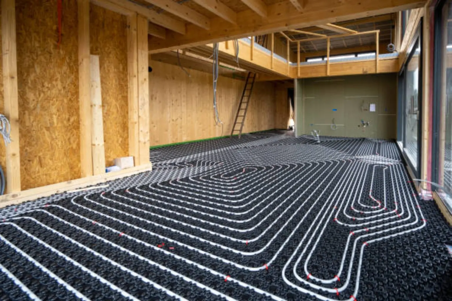Großflächig verlegte Fußbodenheizung in einem modernen Holzbau